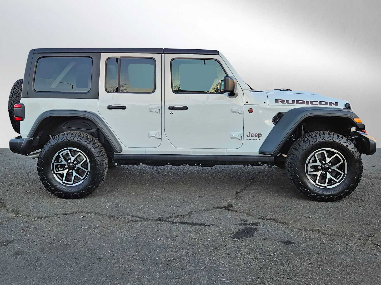 Used 2025 Jeep Wrangler Unlimited Rubicon w/ Technology Group image 2