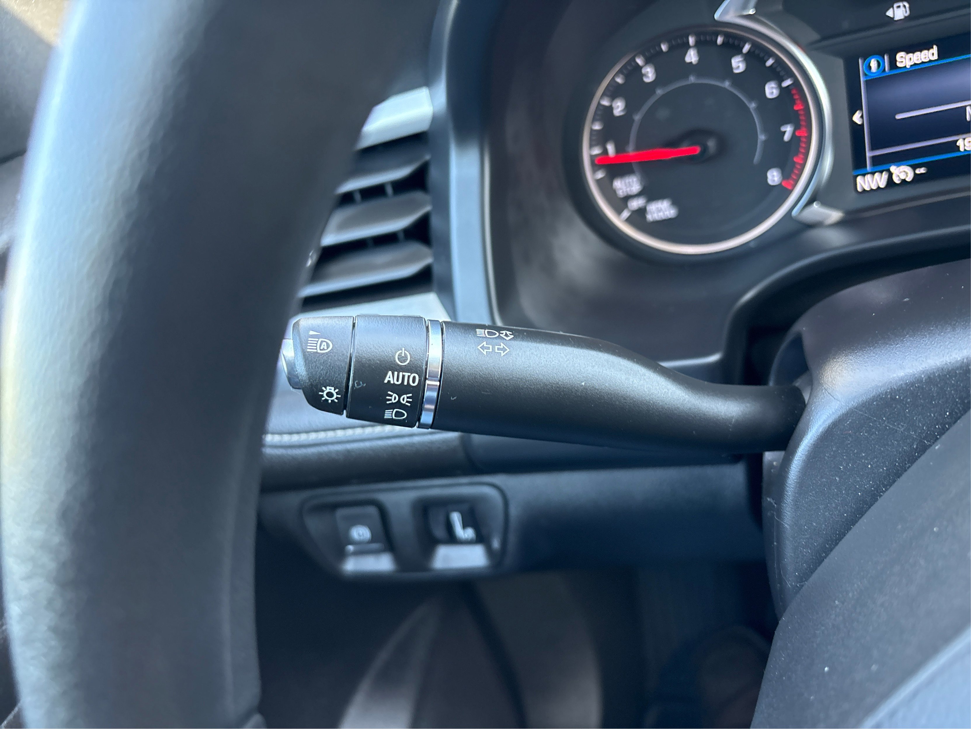 Used 2023 GMC Acadia SLE image 15