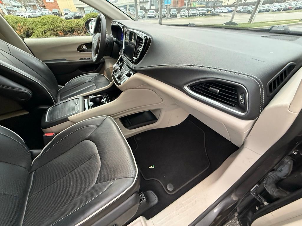 Used 2023 Chrysler Pacifica Limited image 39