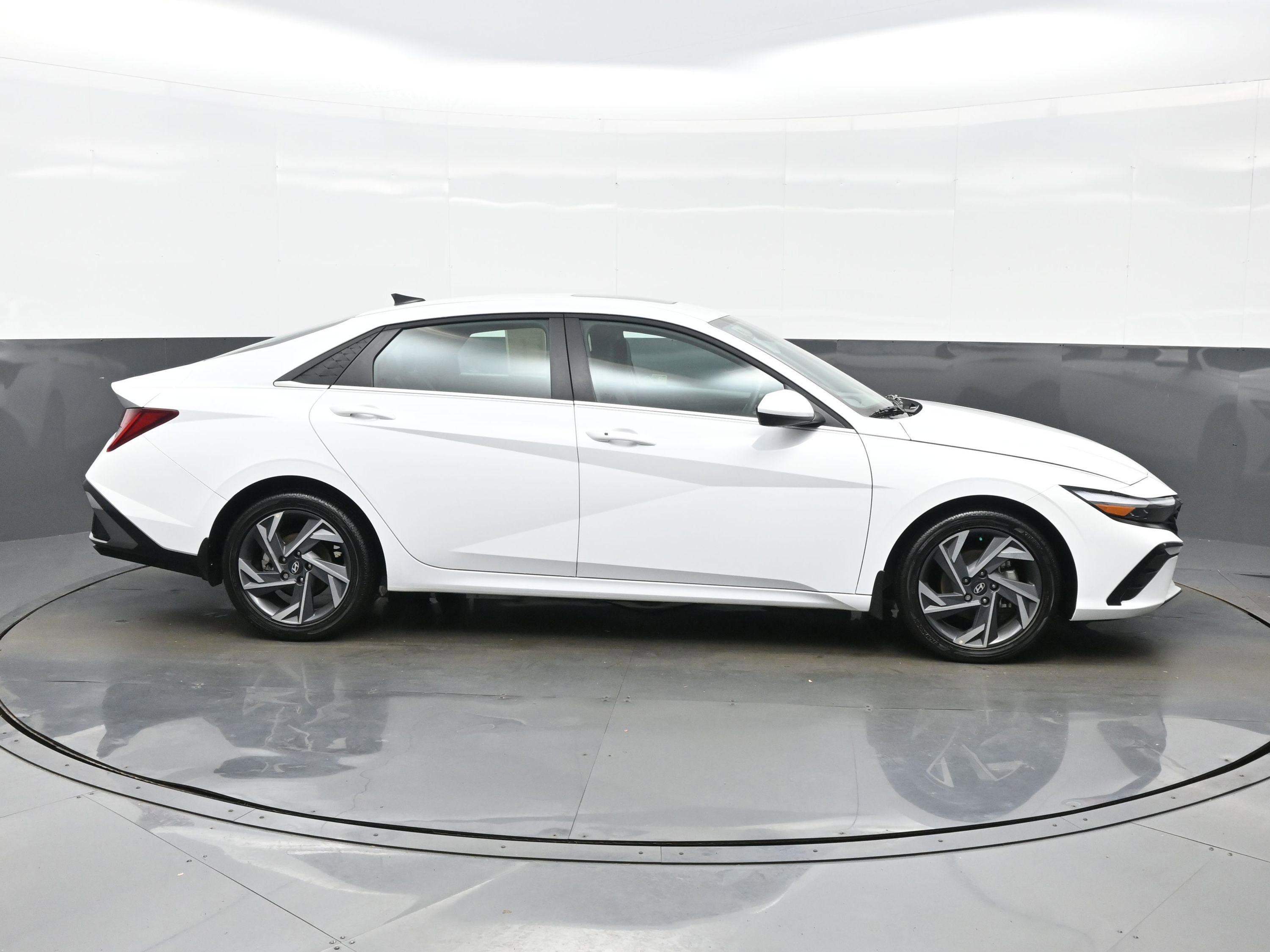 Certified 2025 Hyundai Elantra SEL FWD image 7