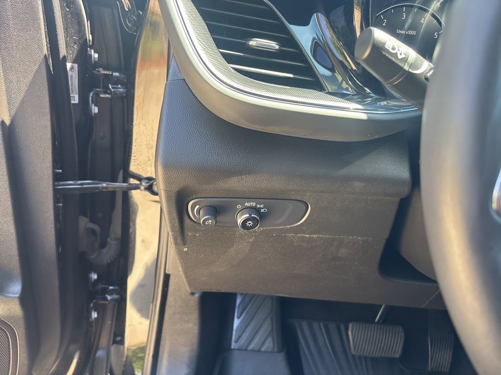 Used 2022 Buick Envision Preferred FWD image 28