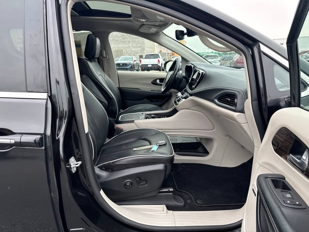 Used 2022 Chrysler Pacifica Limited FWD image 37