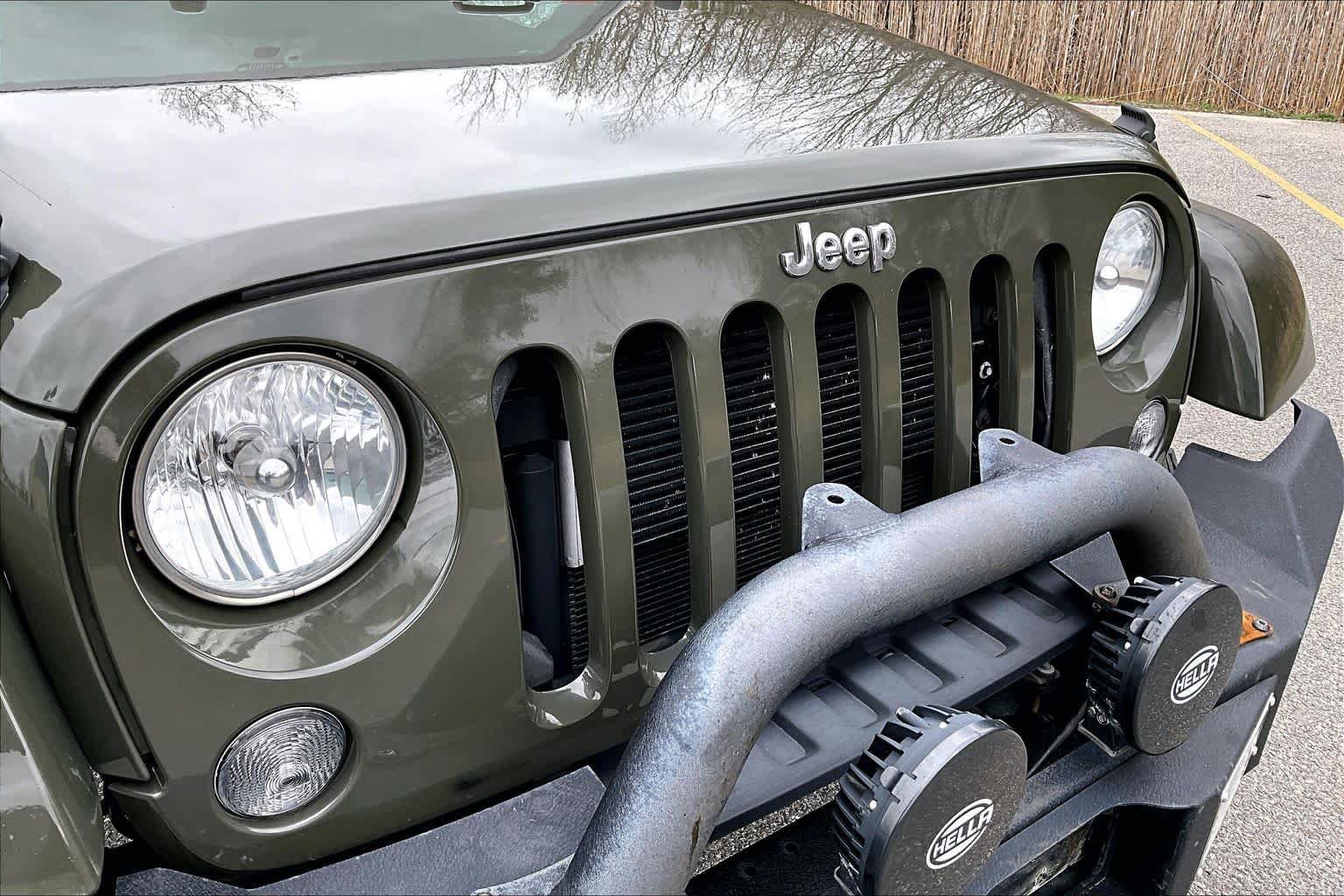 Used 2015 Jeep Wrangler Unlimited Sahara w/ Dual Top Group AWD/4WD image 31
