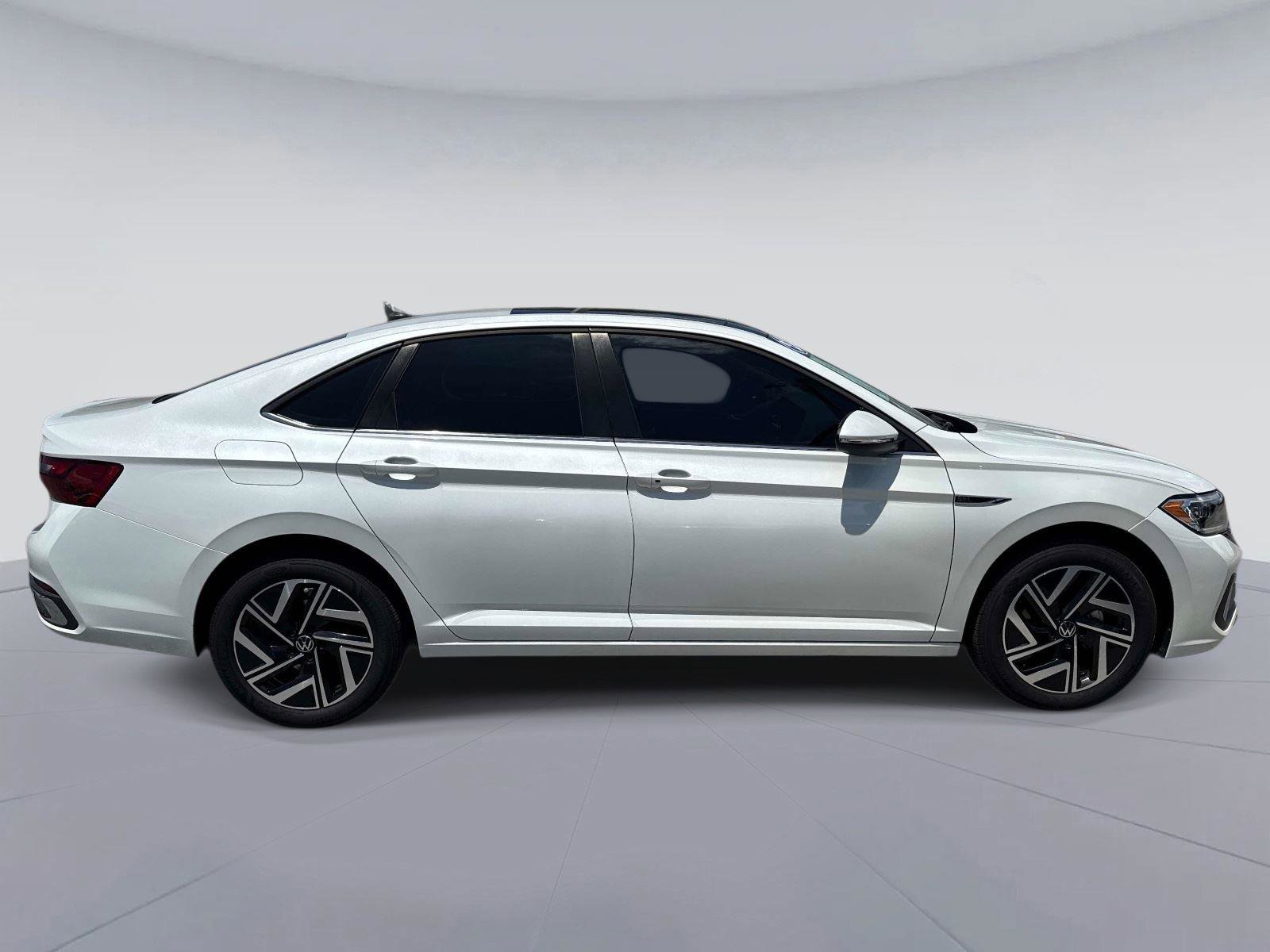 Used 2022 Volkswagen Jetta SEL FWD image 2
