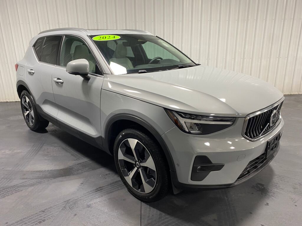 Used 2024 Volvo XC40 B5 Plus video 2
