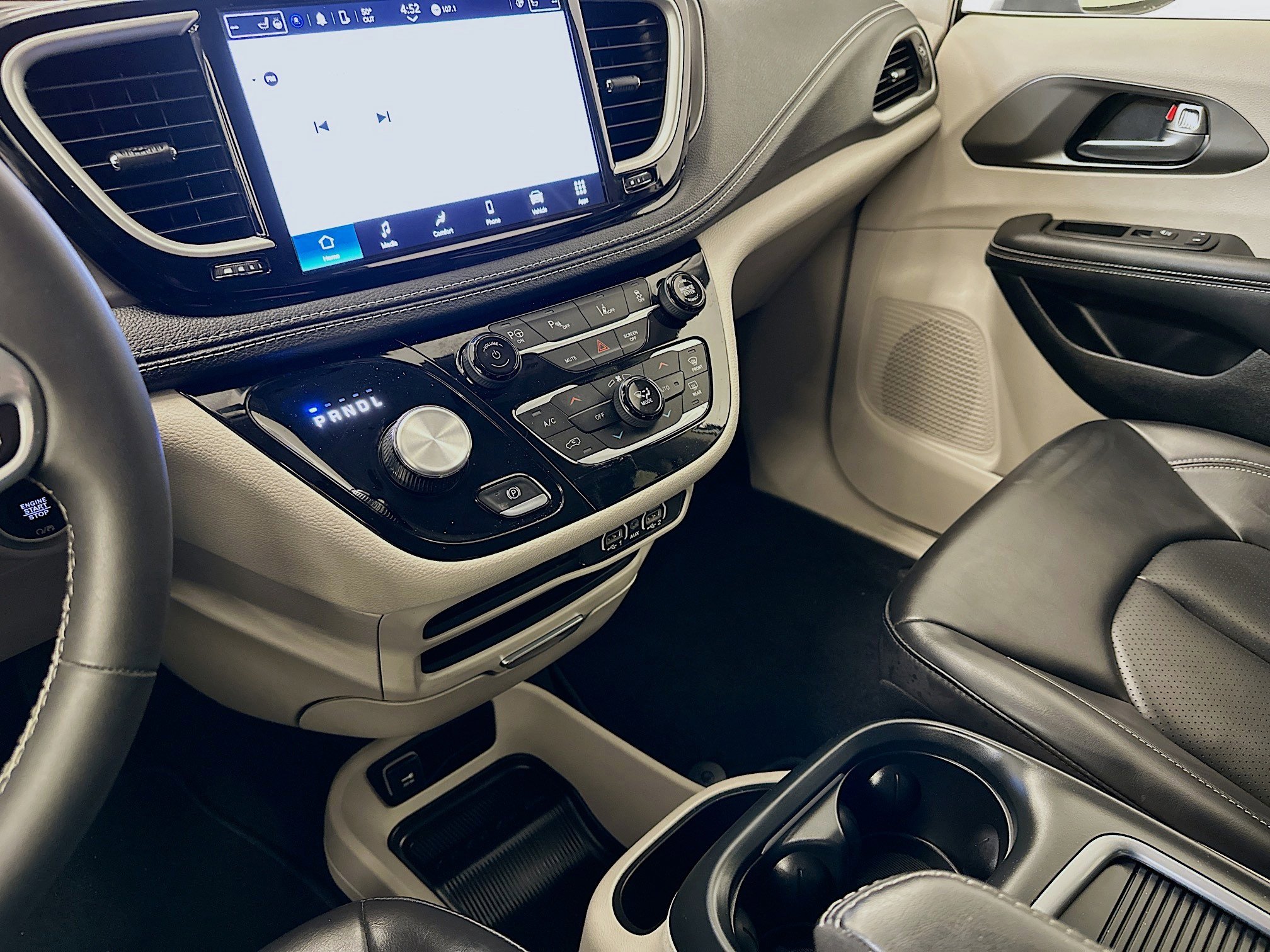 Used 2023 Chrysler Pacifica Touring-L image 25