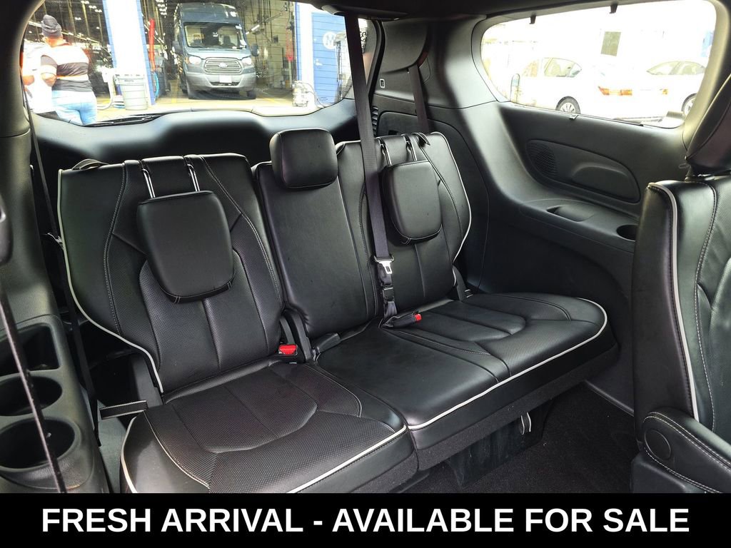 Used 2025 Chrysler Pacifica Limited image 14