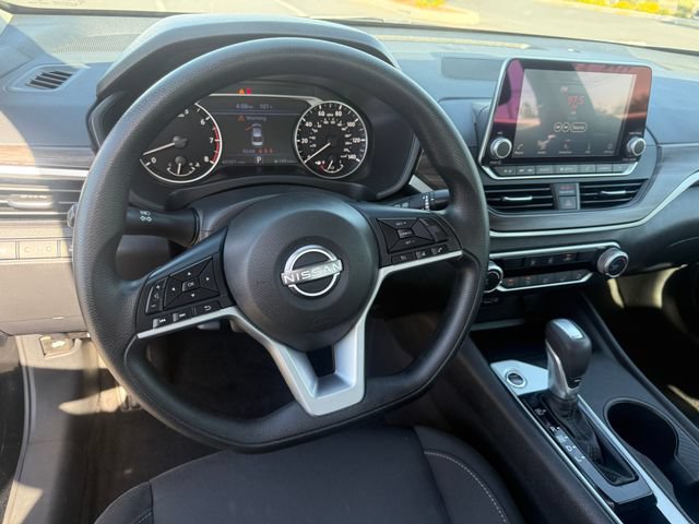 Used 2025 Nissan Altima 2.5 SV FWD image 17