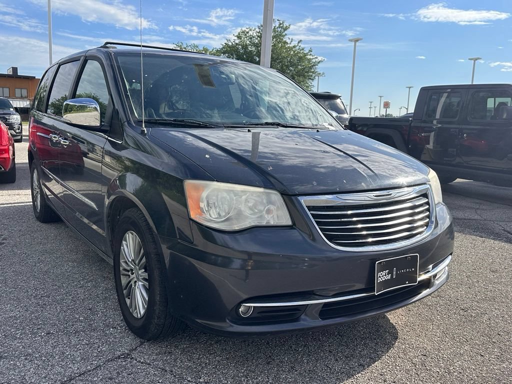 Used 2013 Chrysler Town & Country Touring-L w/ Entertainment Group #2 FWD image 3