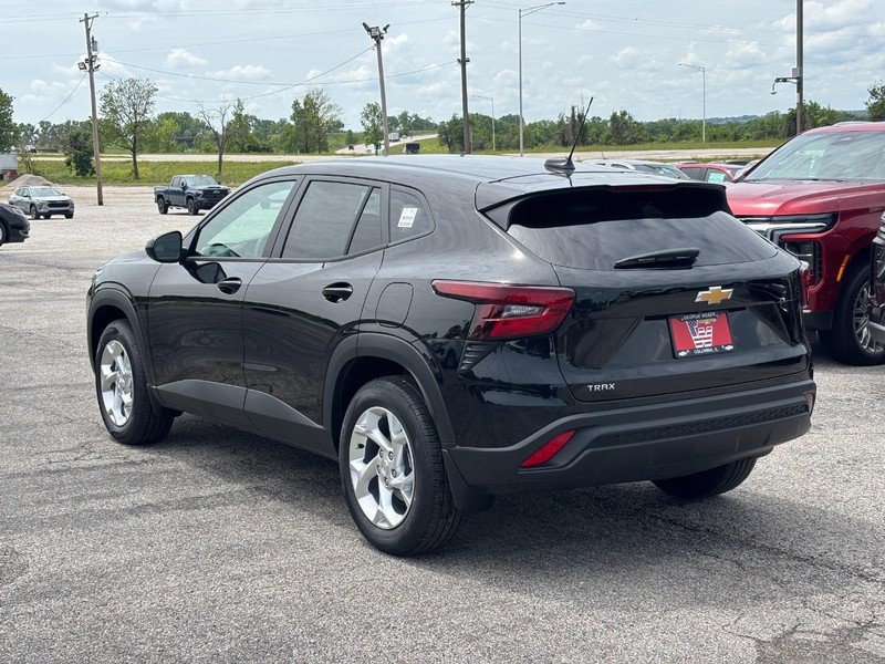 New 2026 Chevrolet Trax LS w/ LS Convenience Package FWD image 3