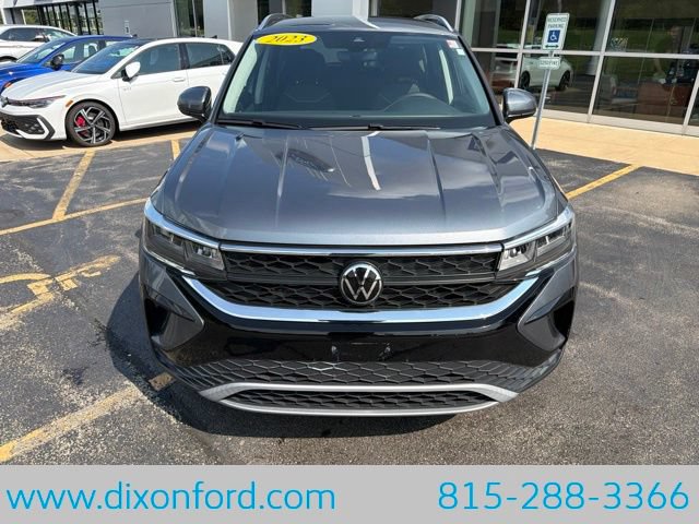 Used 2023 Volkswagen Taos SE FWD image 2