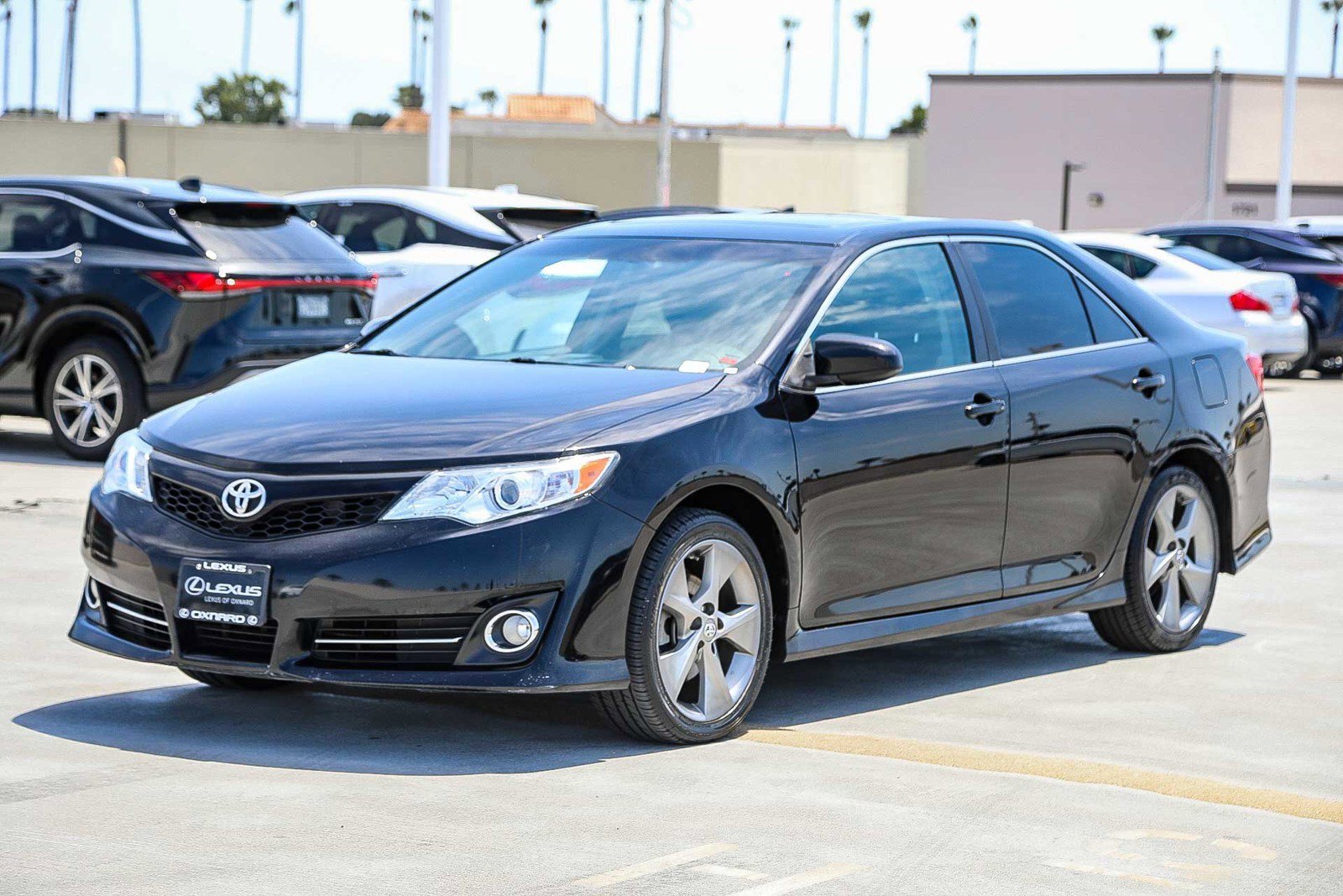 Used 2014 Toyota Camry SE w/ Leather Package FWD image 3