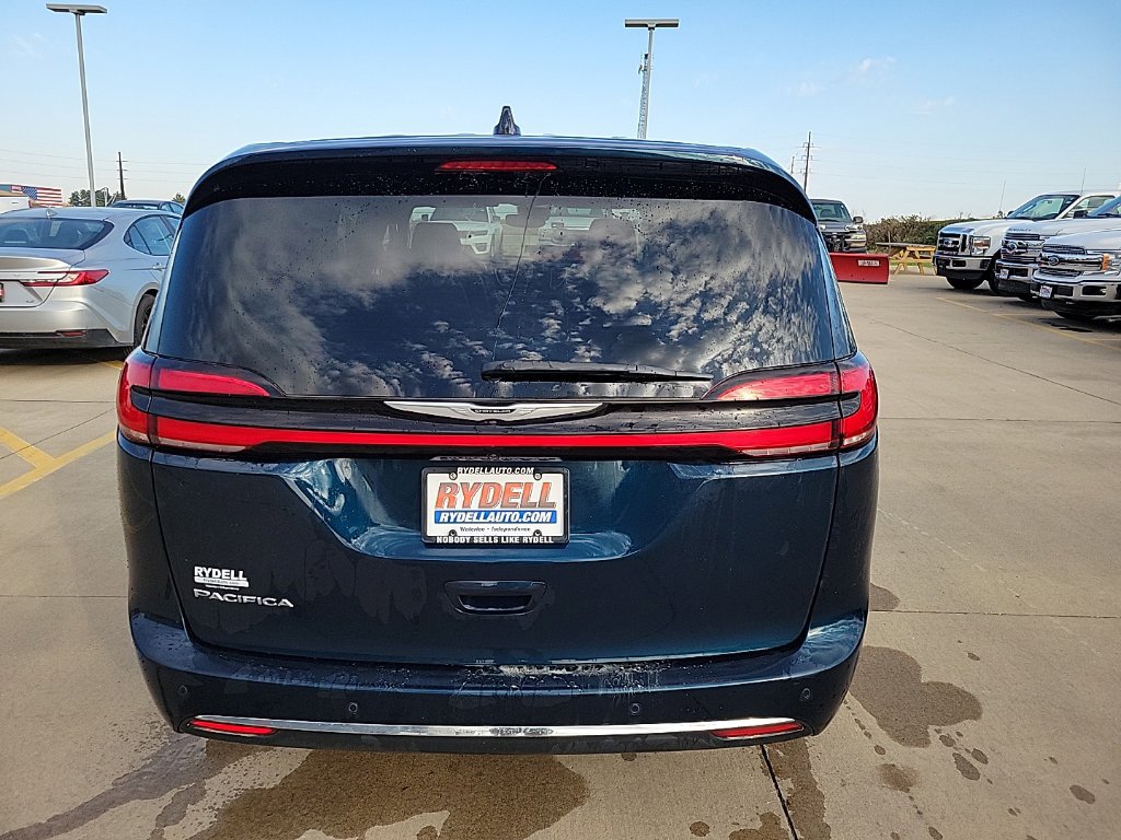 Certified 2025 Chrysler Pacifica Select w/ Uconnect Theater Family Group FWD image 4