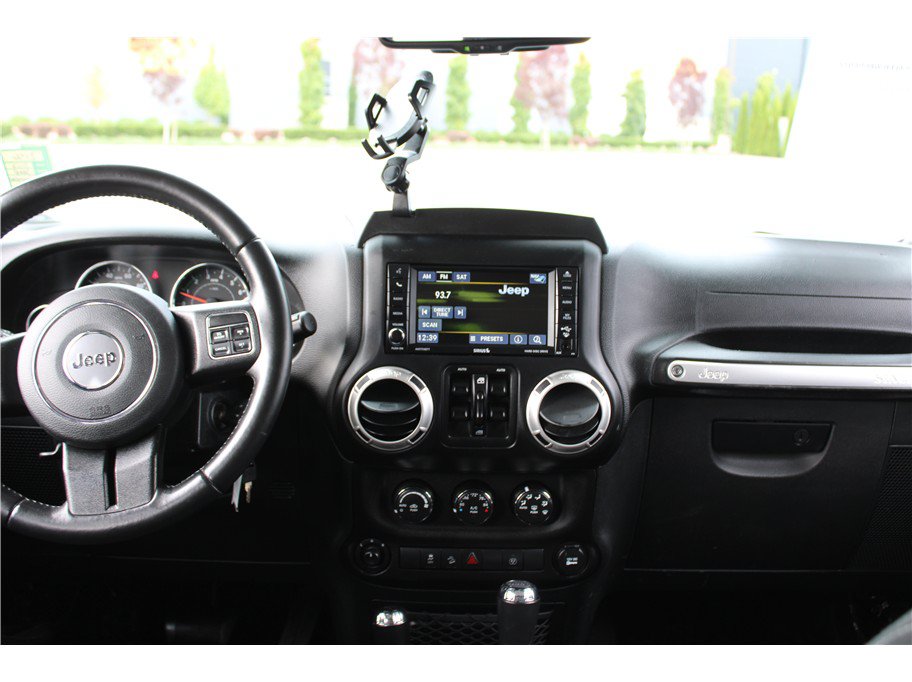 Used 2017 Jeep Wrangler Unlimited Sahara w/ Connectivity Group AWD/4WD image 23