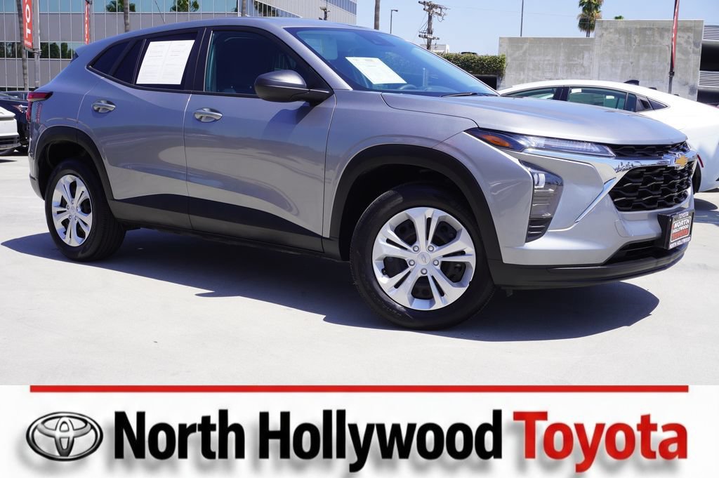 Used 2025 Chevrolet Trax LS FWD image 1