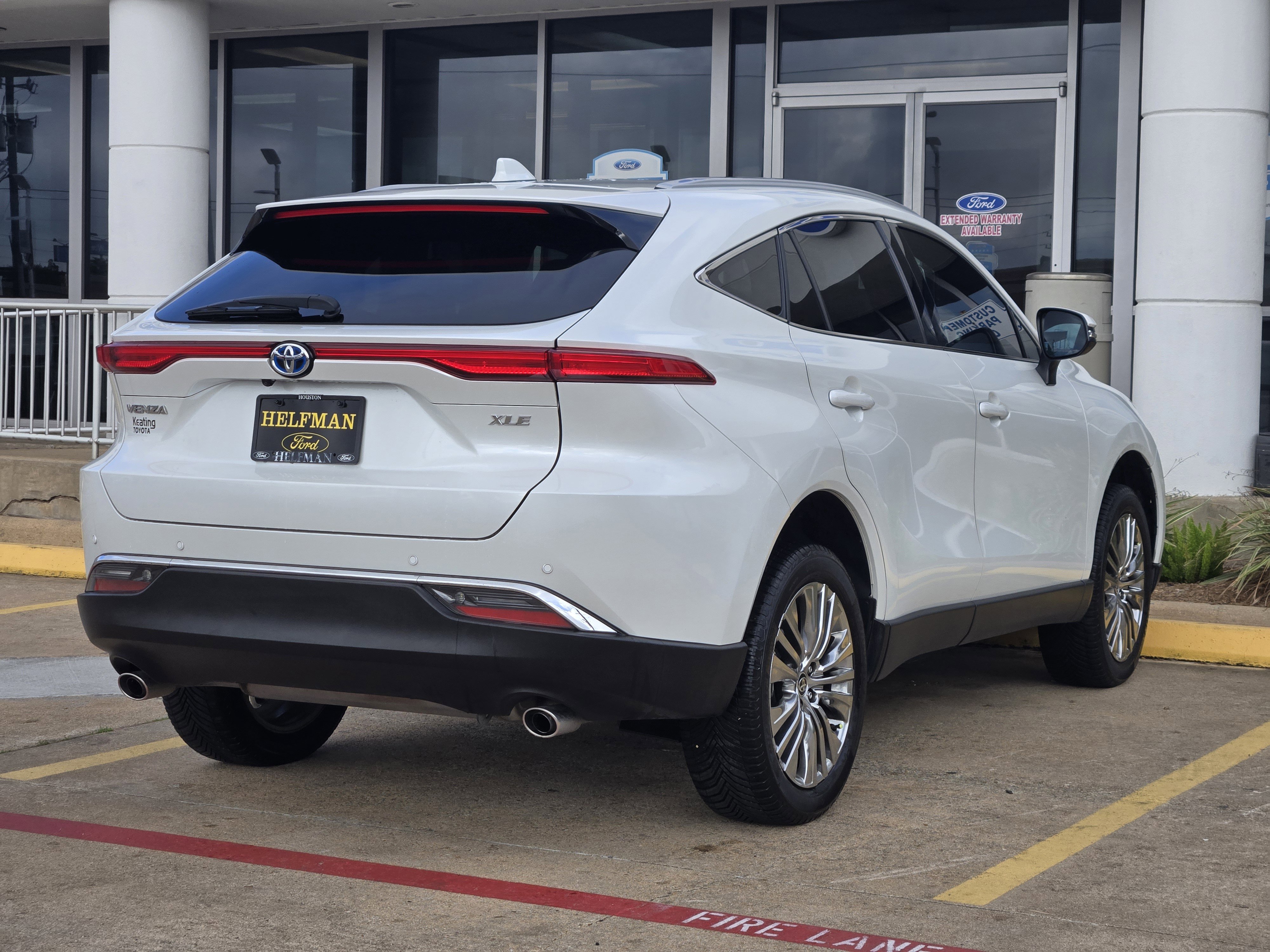 Used 2024 Toyota Venza XLE AWD/4WD image 3