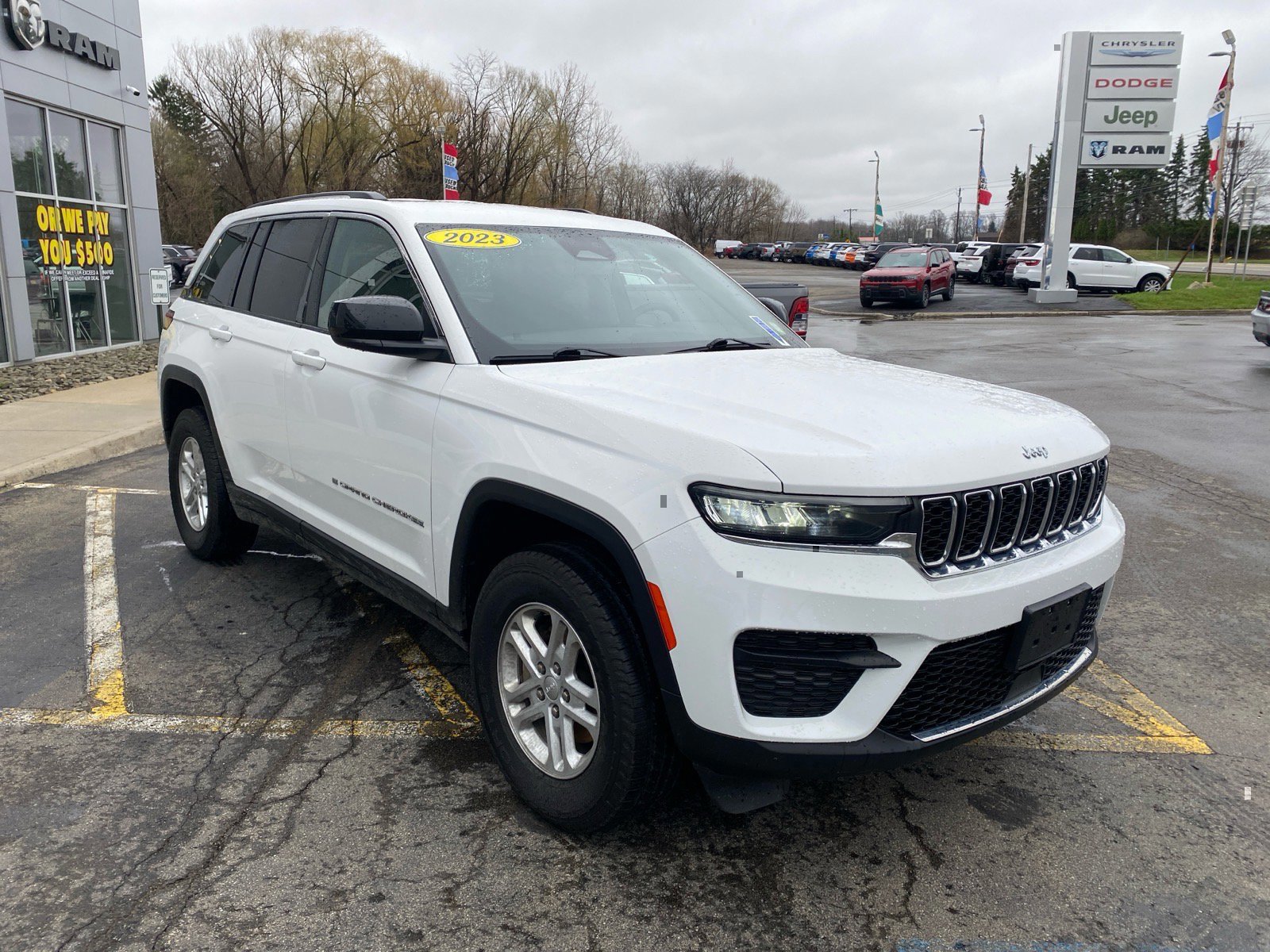 Used 2023 Jeep Grand Cherokee Laredo AWD/4WD image 7