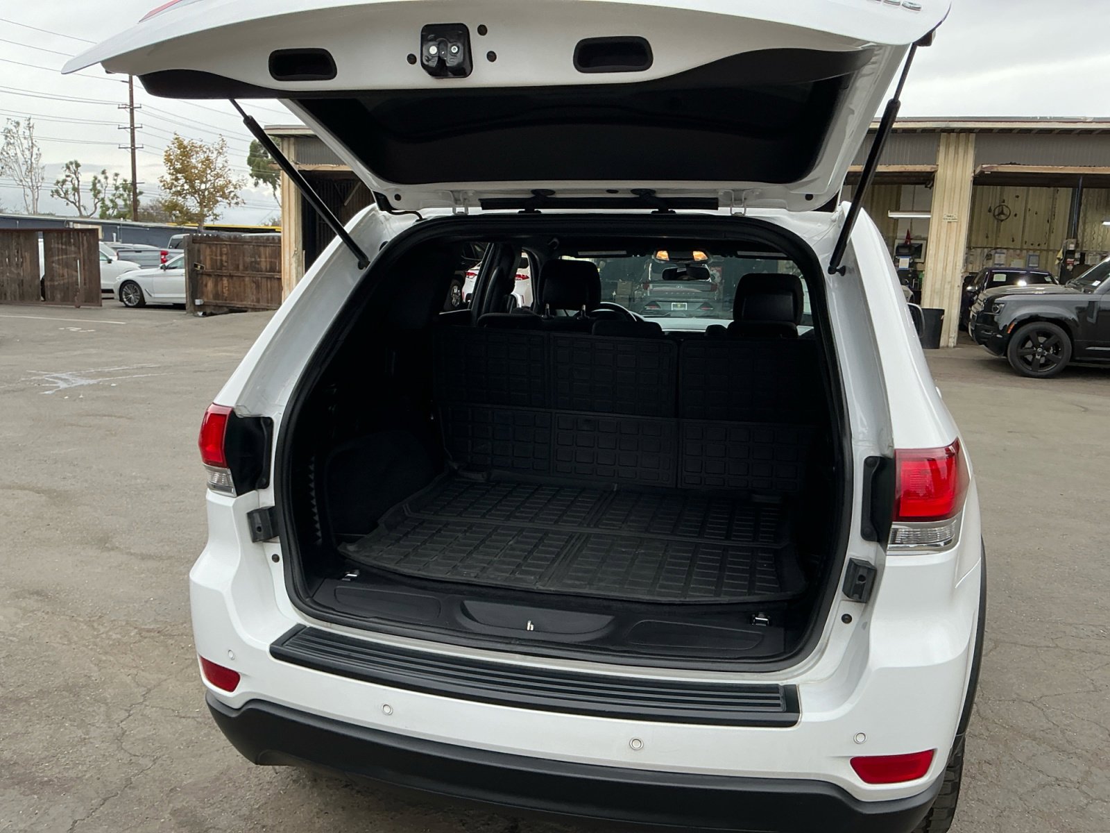 Used 2021 Jeep Grand Cherokee Laredo image 26