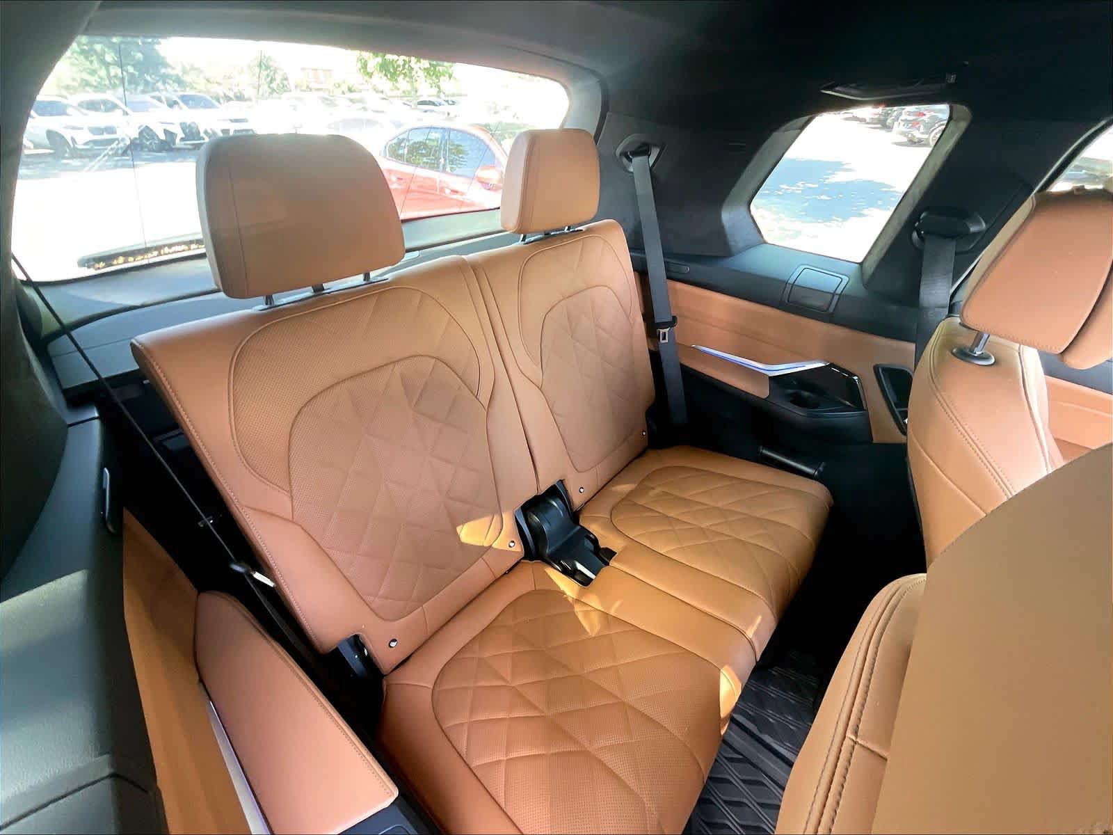 Used 2023 BMW X7 xDrive40i w/ M Sport Package AWD/4WD image 28
