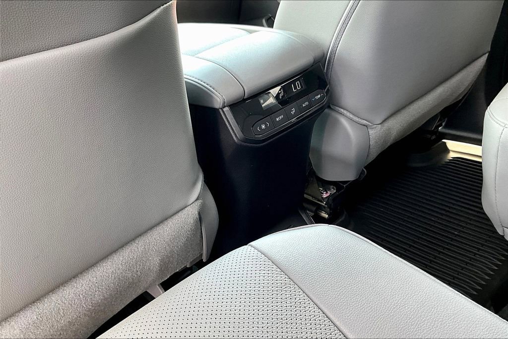 Used 2024 Toyota Highlander Limited image 35