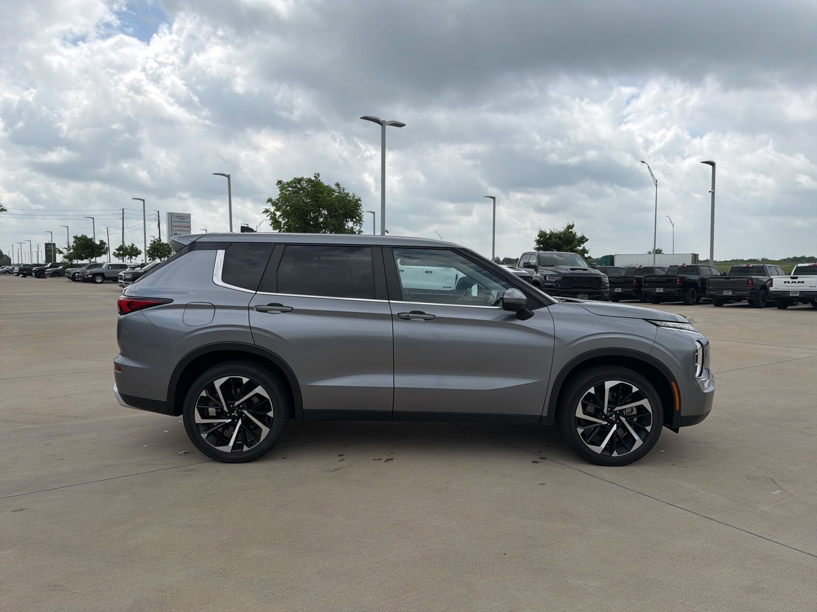 Used 2024 Mitsubishi Outlander SE AWD/4WD image 6