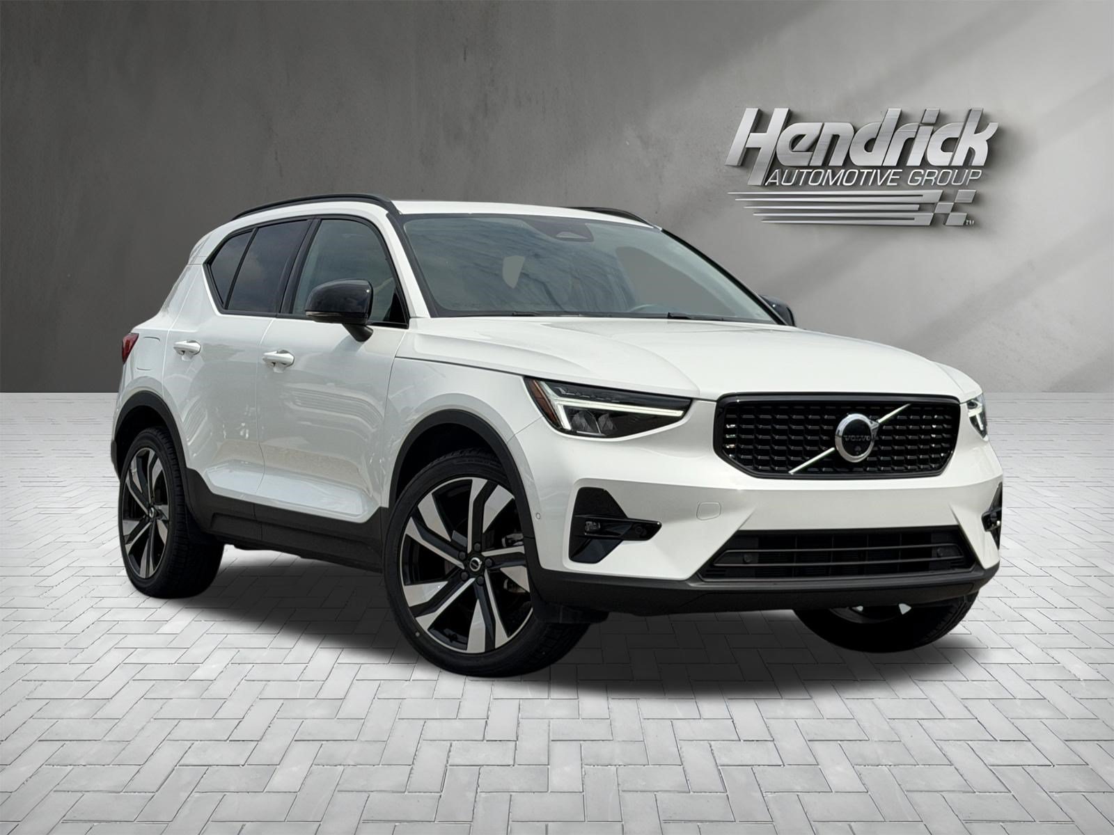 Used 2023 Volvo XC40 B4 Plus w/ Climate Package FWD image 2