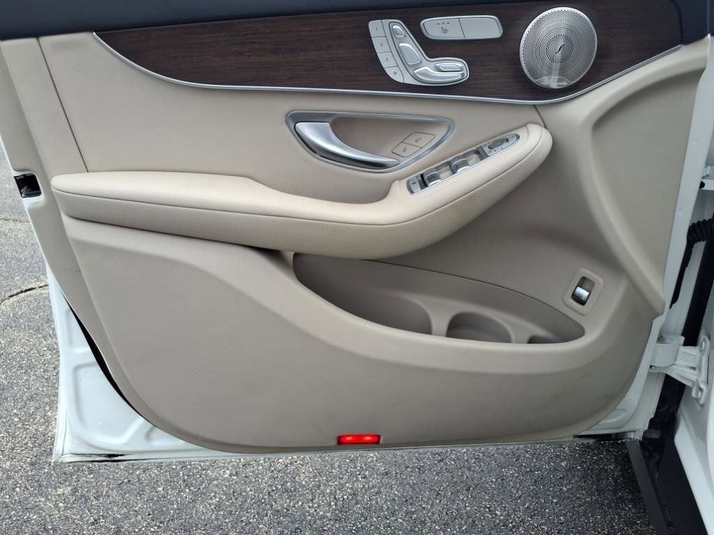 Used 2021 Mercedes-Benz GLC 300 4MATIC image 40