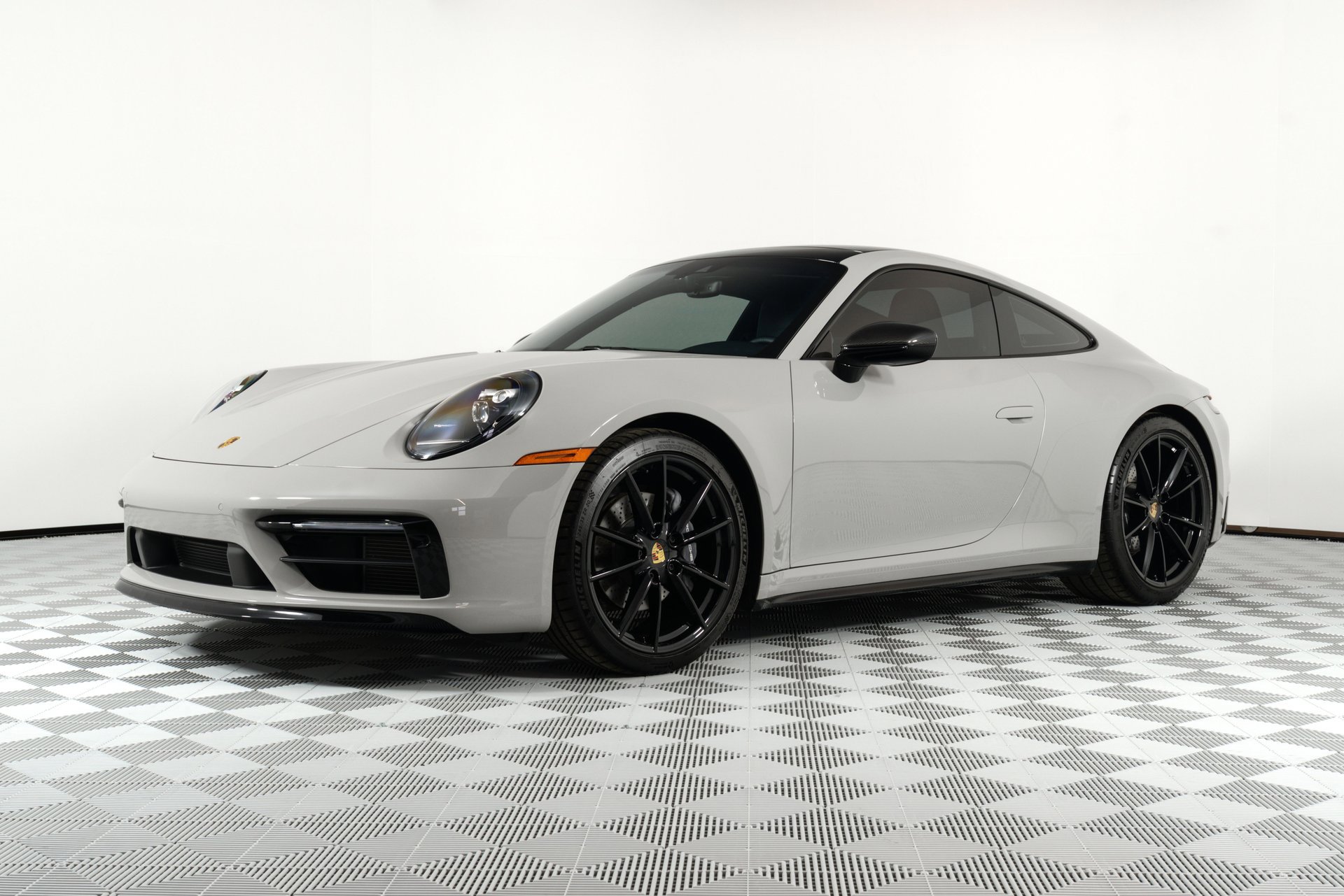 Used 2024 Porsche 911 Carrera image 3