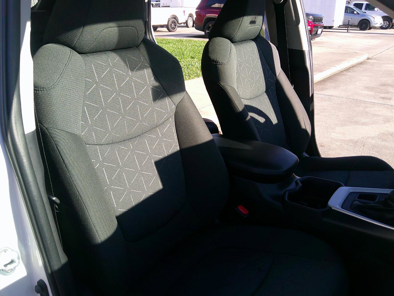 Used 2022 Toyota RAV4 XLE image 17