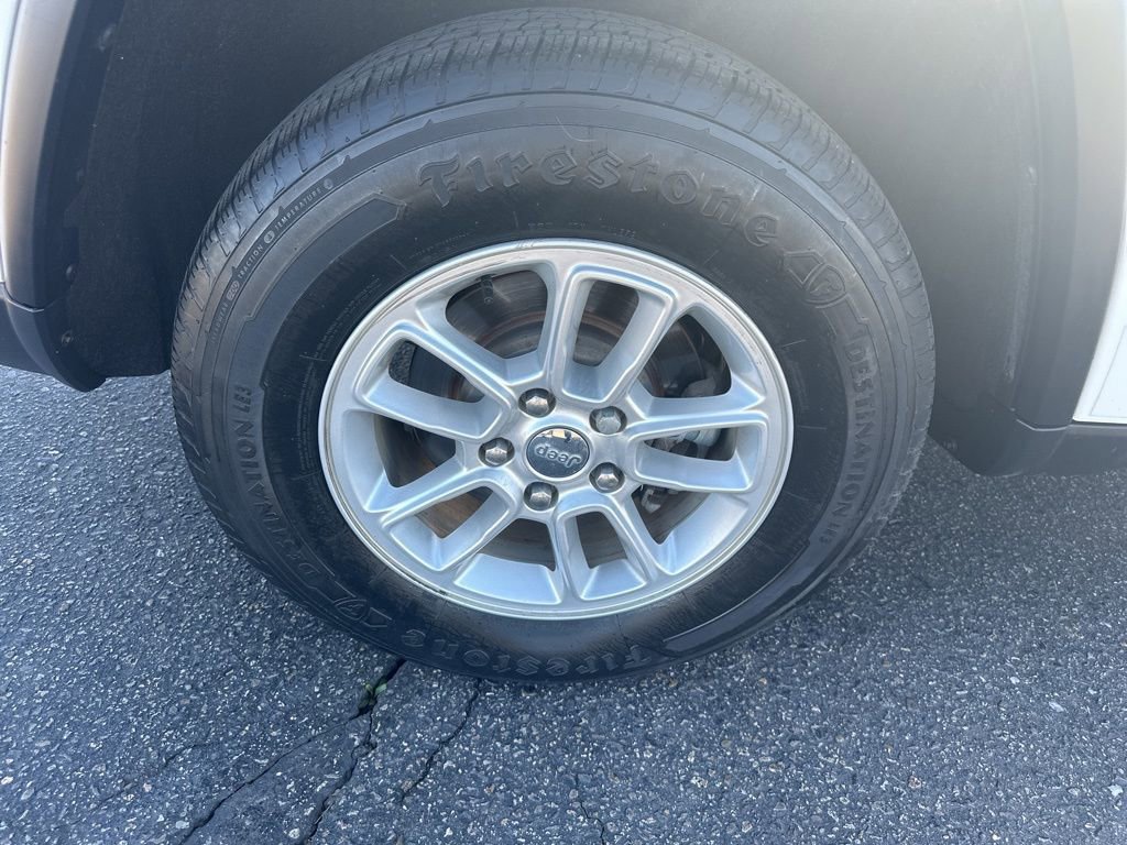 Used 2019 Jeep Grand Cherokee Laredo image 38