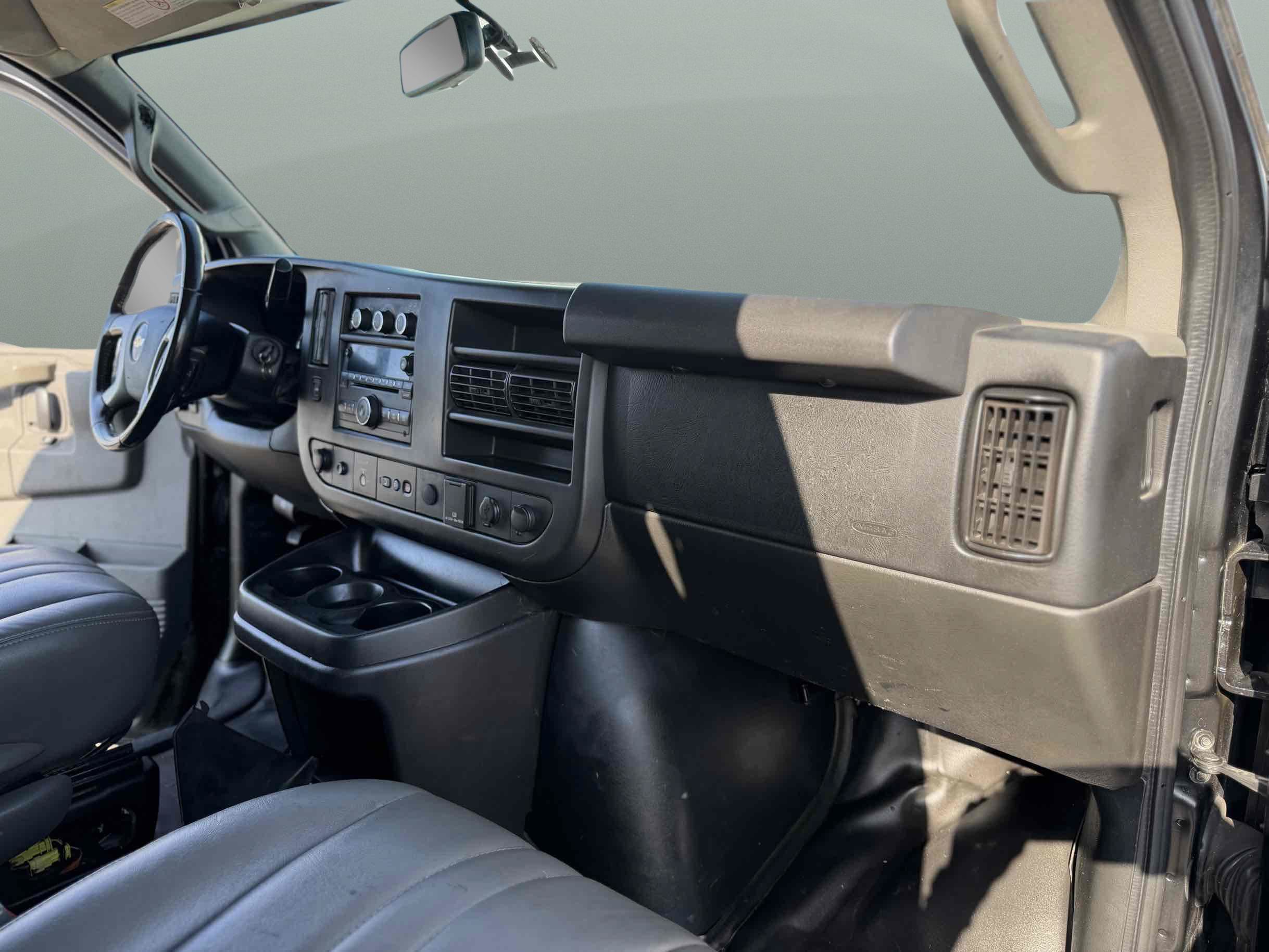 Used 2018 Chevrolet Express 2500 w/ Driver Convenience Package RWD image 15