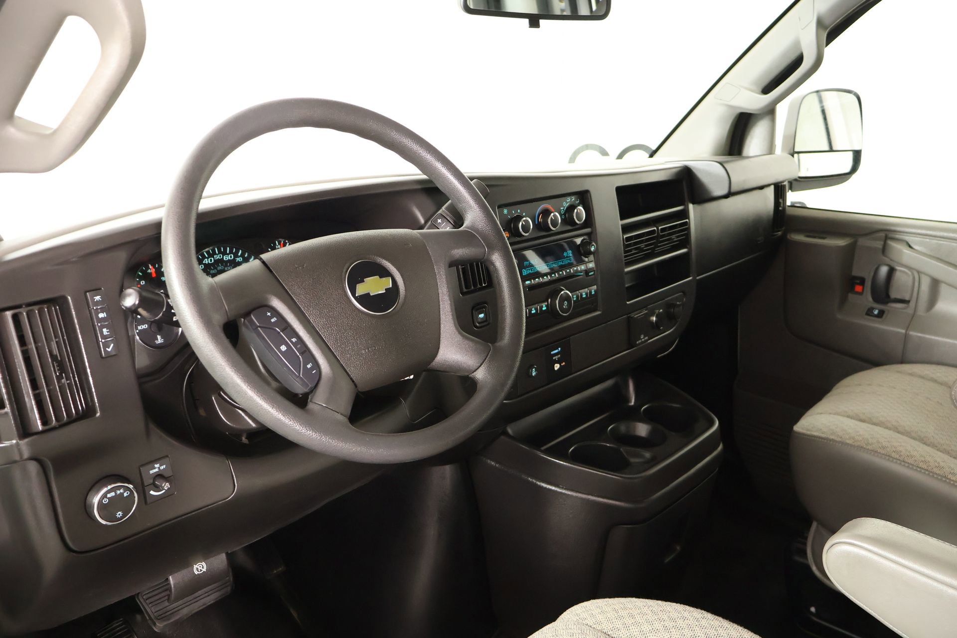 Used 2017 Chevrolet Express 2500 RWD image 2