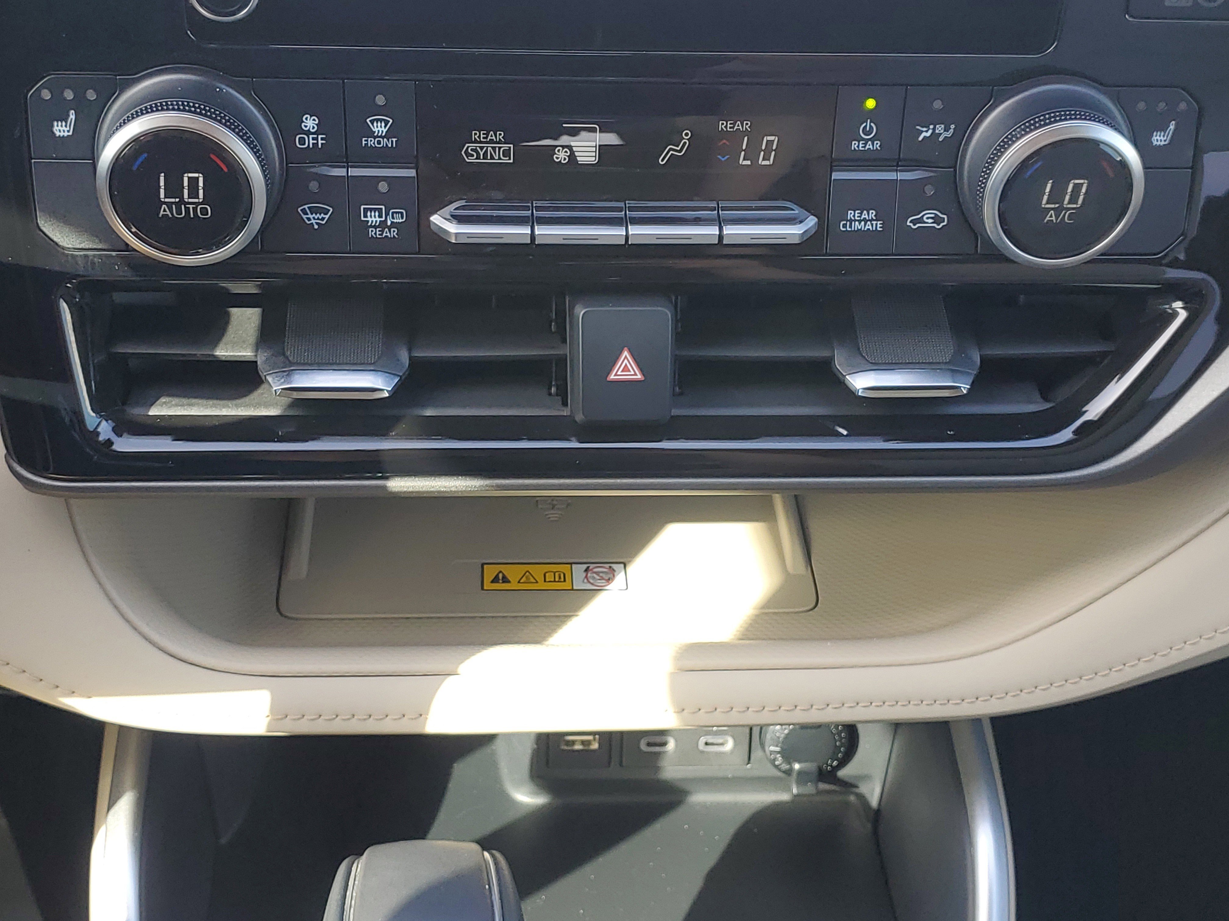 Used 2024 Toyota Highlander XLE FWD image 25