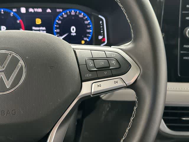 Certified 2025 Volkswagen Taos SEL AWD/4WD image 10