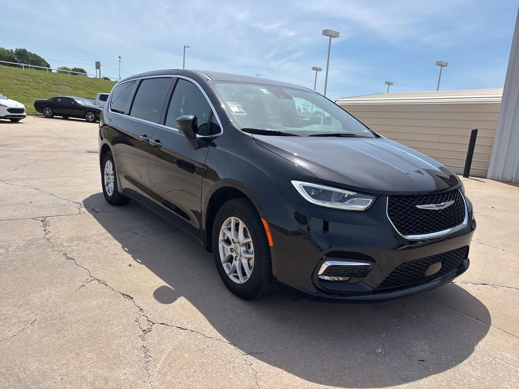 Used 2025 Chrysler Pacifica Select FWD image 1