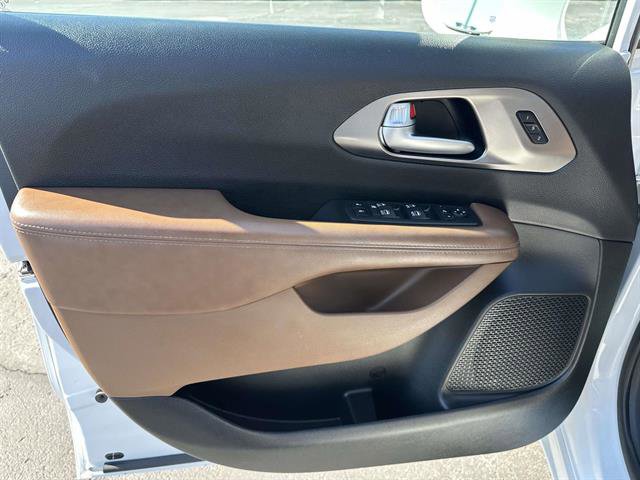 Used 2017 Chrysler Pacifica Limited image 9