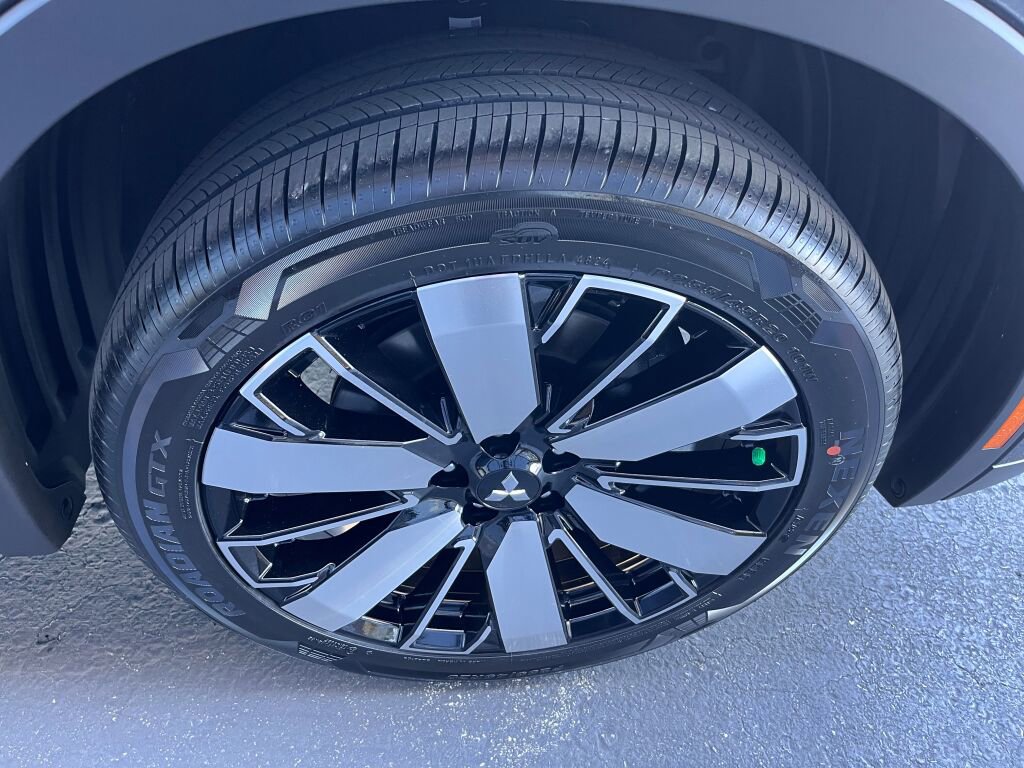 New 2025 Mitsubishi Outlander SE image 26