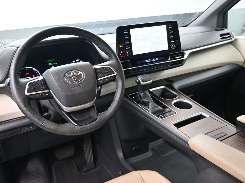Used 2021 Toyota Sienna XLE image 27