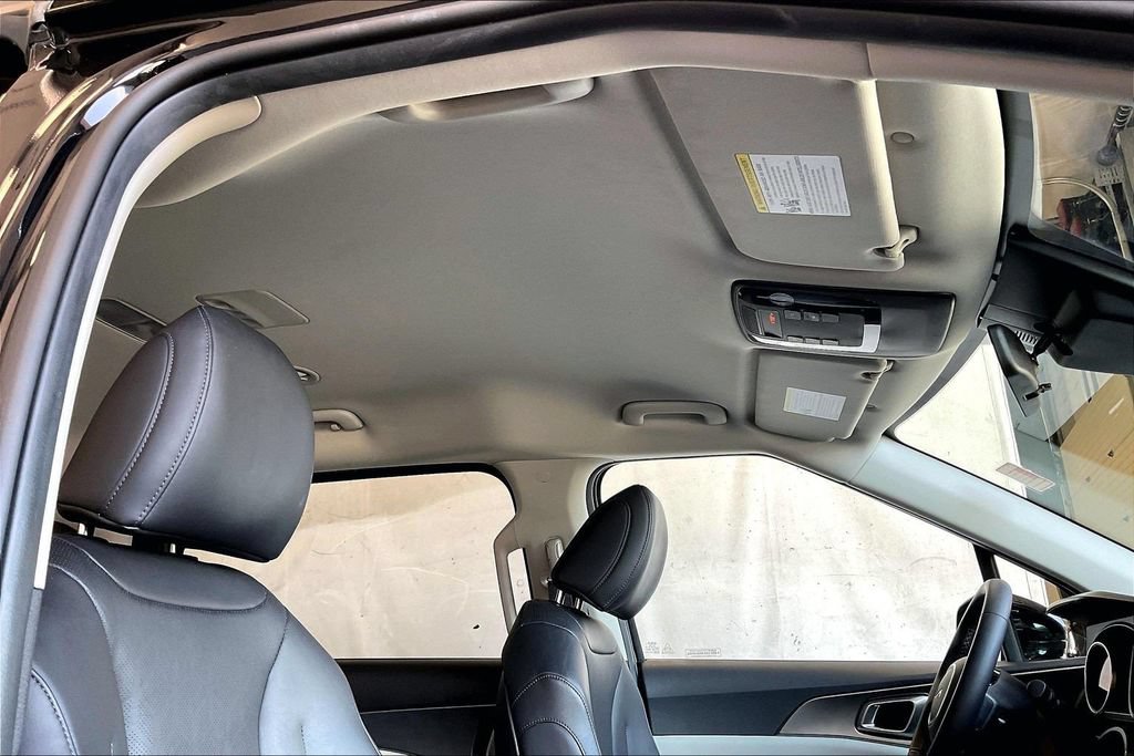 Used 2024 Kia Carnival LX FWD image 20