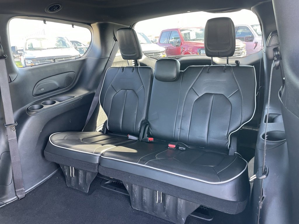 Used 2025 Chrysler Pacifica Limited image 9