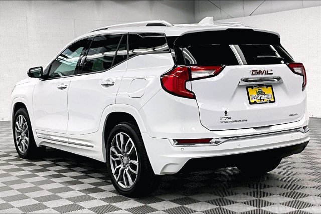 Used 2024 GMC Terrain Denali w/ Denali Premium Package AWD/4WD image 2