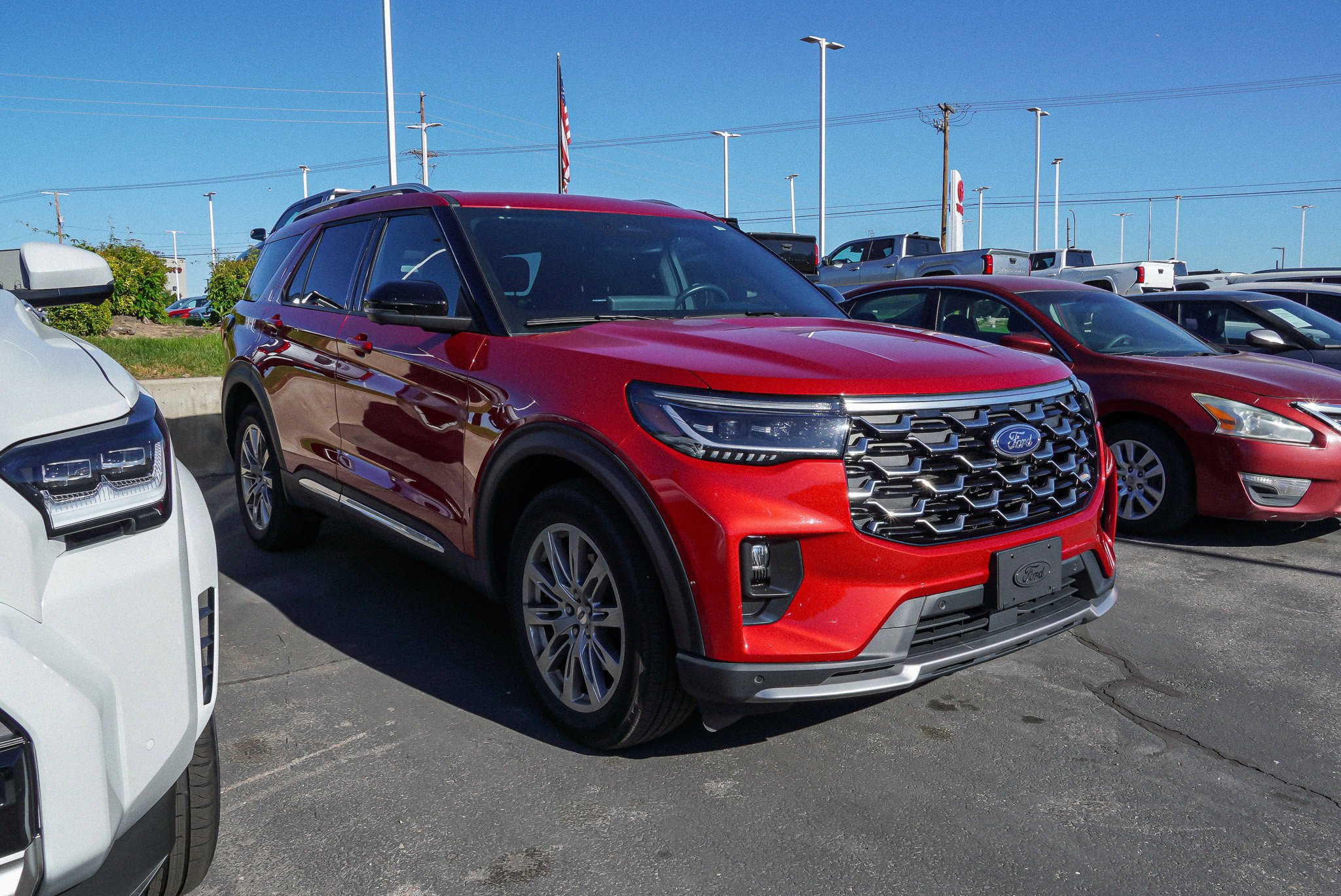 Used 2025 Ford Explorer Platinum AWD/4WD image 2