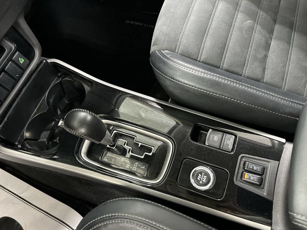 Used 2020 Mitsubishi Outlander SE AWD/4WD image 17