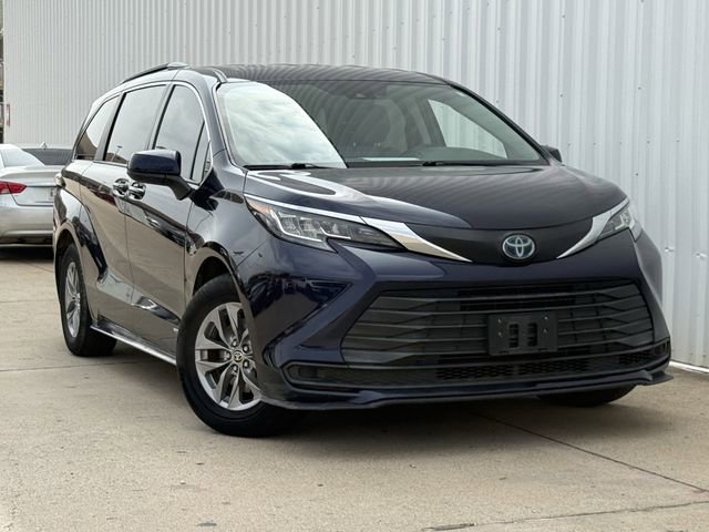 Used 2021 Toyota Sienna LE FWD image 2