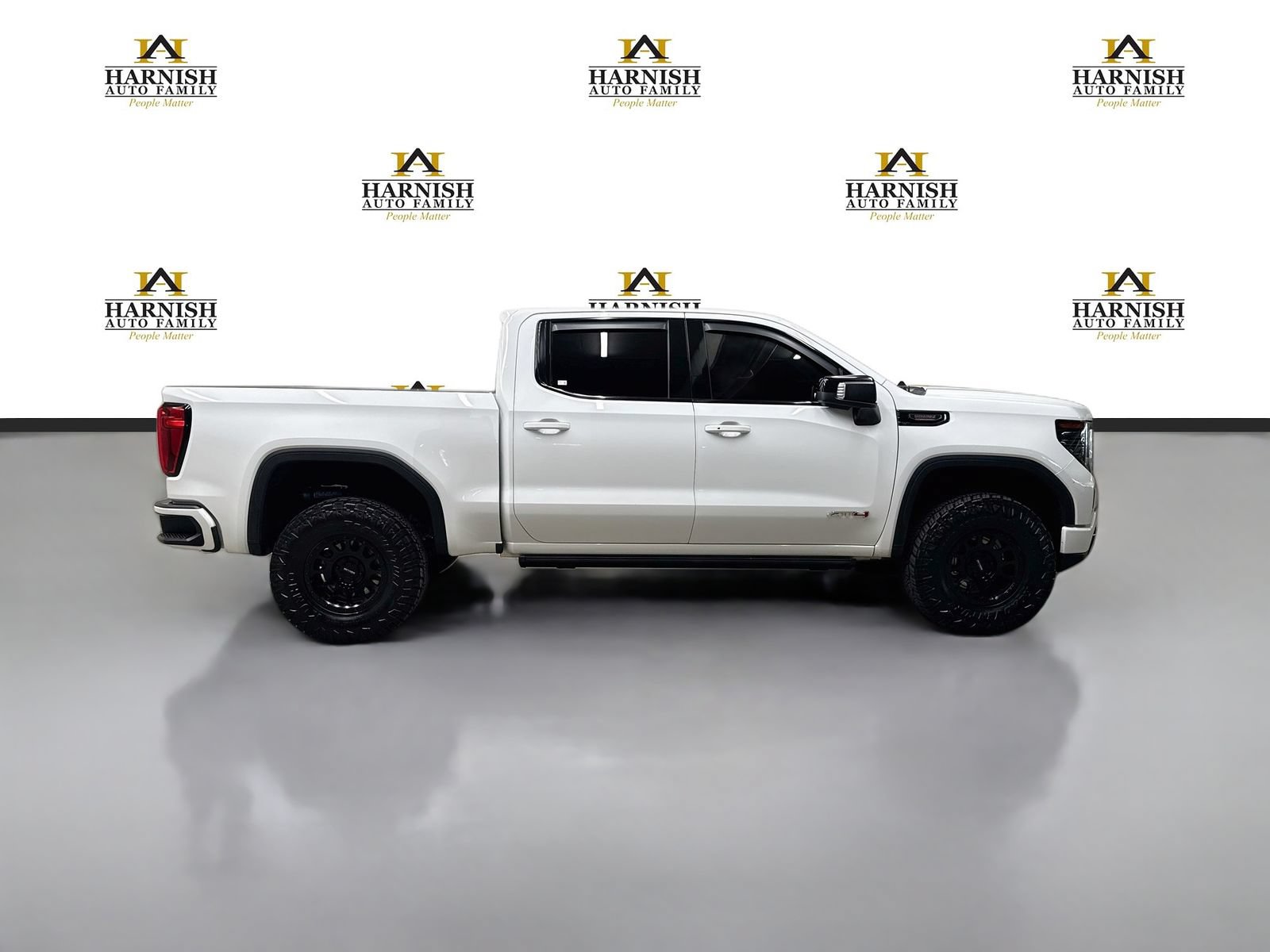 Used 2024 GMC Sierra 1500 AT4 w/ Technology Package AWD/4WD image 5