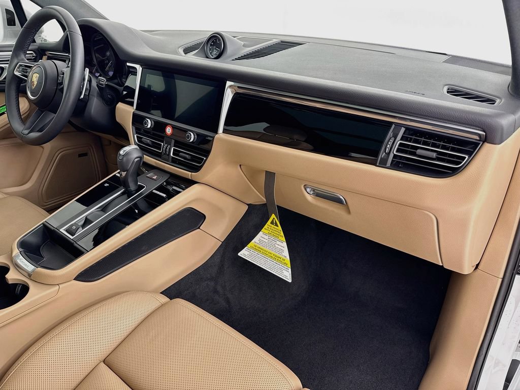 Certified 2025 Porsche Macan AWD/4WD image 31