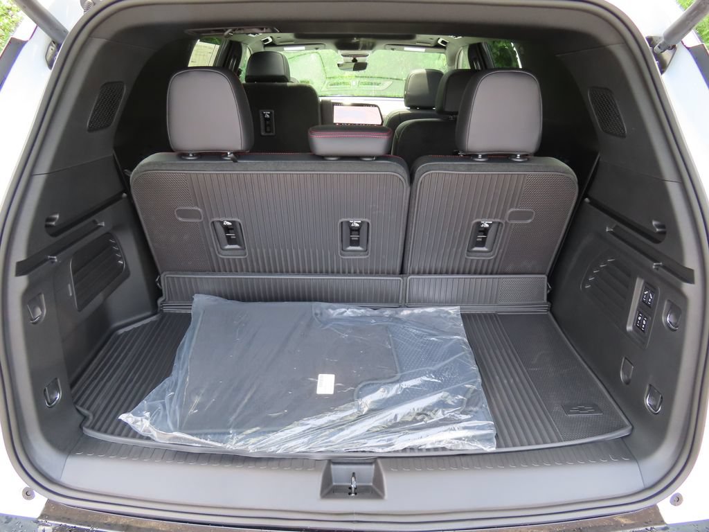 New 2026 Chevrolet Traverse RS w/ LPO, Floor Liner Package AWD/4WD image 21