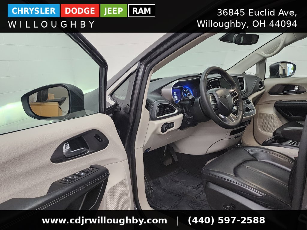 Used 2023 Chrysler Pacifica Touring-L AWD/4WD image 13