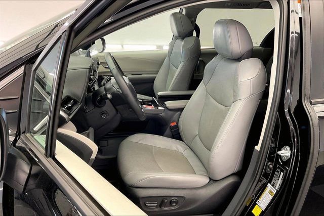 Used 2024 Toyota Sienna Limited image 18