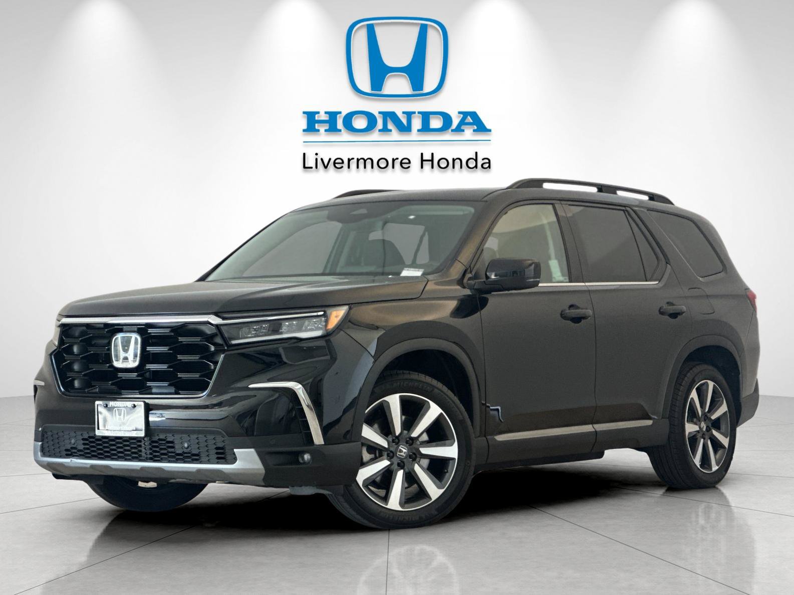 Used 2025 Honda Pilot Touring image 2